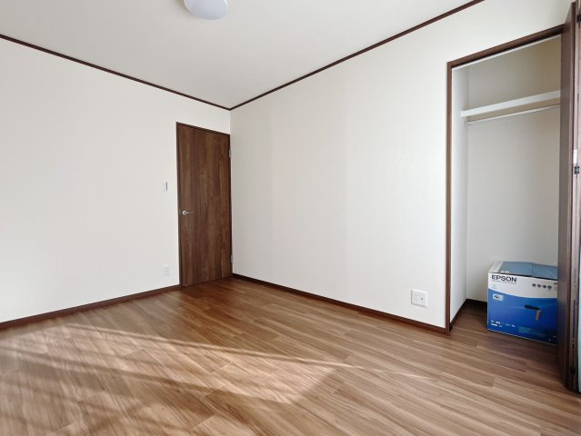 ■2階洋室｜お子様の一人部屋にピッタリな洋室。木のぬくもりを感じるフローリングは、天然木の味わいが時とともに深みを増していきます。また、傷にも強く、フリーワックスでお手入れもラクラクです♪