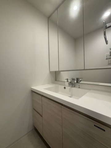 身支度をする際に便利な三面鏡タイプの洗面化粧台。収納も豊富で使い勝手の良い設備です◎