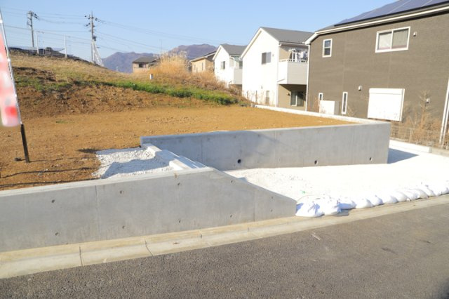 現地に行くなら、物件の周囲の地形がどうなっているかを見ることも大切です。周辺より低くなっている土地では、大雨などで水が集まりやすいため、地盤が弱くなっているということも考えられるため、注意が必要です。