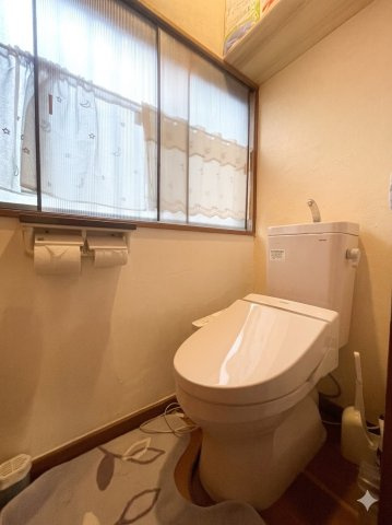 落ち着いた色調のトイレです