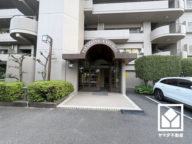 広々とした明るいエントランス。綺麗に整備されており、帰宅時や来客時にも気持ちの良い空間です。