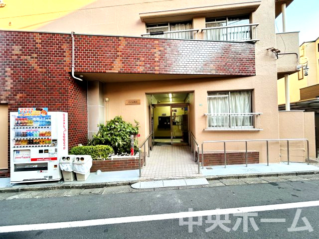 【エントランス】マンションのエントランスは、その物件の印象を決める、顔とも言える場所です。毎日通る場所ですからきれいなのが一番です。