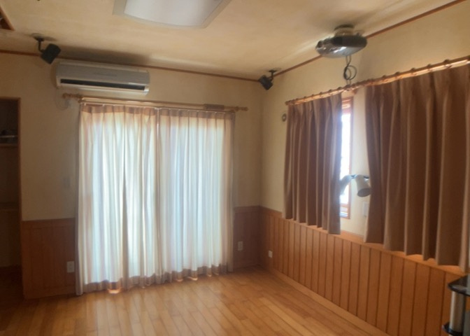 寝室でゆっくりと過ごすためにはベッド周りの適度な空間を担保することや窓の位置、照明の明るさ、寝室の広さなどを考える必要があります。自身や家族の構成とライフスタイルに併せて寝室にする部屋を選びましょう！