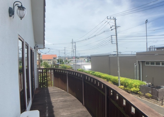 バルコニーは、室外の専用スペースのうち、「屋根がなく開放された空間」であるものを指します。ベランダより広いタイプのものが多く、日当たりもよいため家庭菜園などを楽しみたい人にとって適した環境となります。