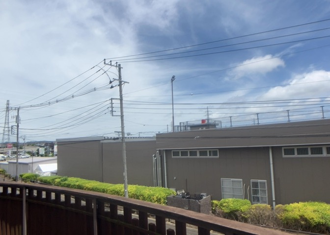 眺望を気にして物件を探す場合、前面に建物が建っていないか現地で確認しましょう！前面に建物があると景色はもちろん、日当たりや風通しにも影響が出てきます。住んだ時のことを想像しながら現地見学をしましょう。