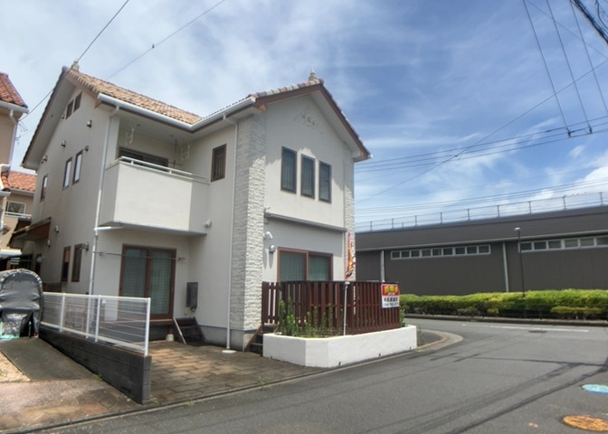 住宅用の土地では前面道路に2m以上接していなければならないと法律で定められています。しかし、お持ちの車のサイズやライフスタイルなどにより、2mでは利便が悪い場合もございますので、事前に確認しましょう。