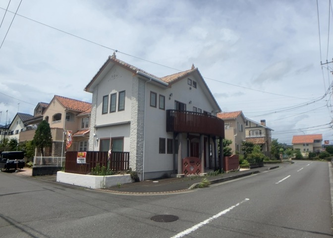 お持ちの車種によっては前面道路が広い方が便利でしょう。しかし、前面道路が広ければその分交通量が多くなるため、騒音などが気になる場合があります。実際に現地を見学し、周辺交通量や騒音などを確認しましょう！
