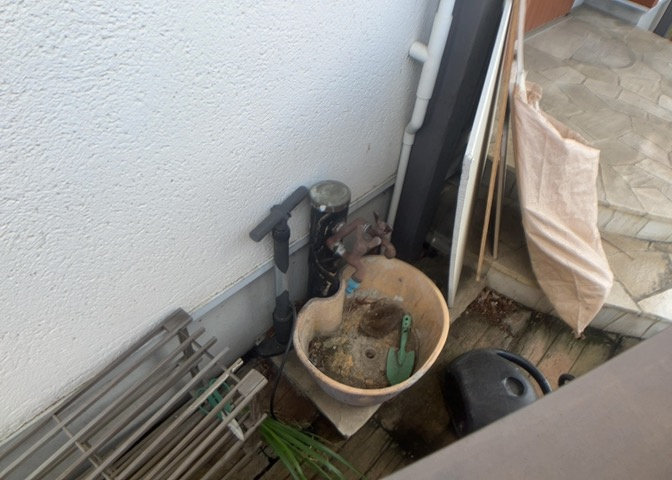 敷地内に散水栓や立水栓があると便利です。水道水を直接利用できるため、水を運ぶ手間を省くことが出来ます。大量の水を必要とする洗車作業や清掃などに役立ちます。その他設備とあわせて、現地でご確認ください。