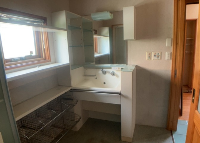 多くの戸建て住宅で見かける洗面脱衣所は、洗面台と洗濯機が2畳ほどのスペースに並べられていて、洗面所が脱衣所を兼ね備えている間取りが一般的です。お客様が利用することもある、パブリックな空間でもあります。