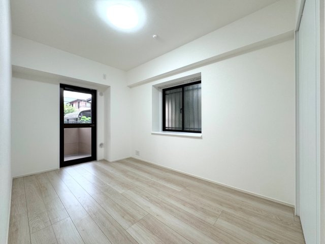 洋室　6.0帖・北東側　東側の出窓からやわらかな光が入る落ち着いたお部屋です。クローゼットを完備しており、お子様のお部屋としてはもちろん、リモートワーク用の書斎としても活用しやすい配置です。