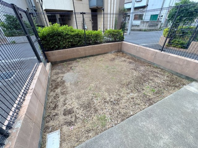 専用庭　約22.70？の広い専用庭では、ガーデニングやお子様のビニールプールなども楽しめます。専用駐車場に直接つながっているため、お買い物後の荷物の出し入れもスムーズです。