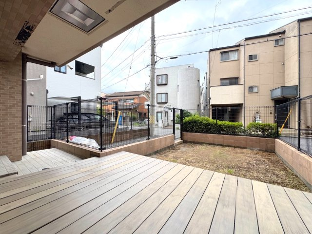 バルコニー　約22.70？の広い専用庭では、ガーデニングやお子様のビニールプールなども楽しめます。専用駐車場に直接つながっているため、お買い物後の荷物の出し入れもスムーズです。