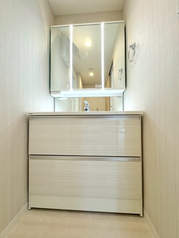 洗面台新規交換　使い勝手の良い独立洗面化粧台と洗濯機置場をすっきりと配置。浴室への動線もスムーズで、朝の身支度から帰宅後の手洗いまで快適に行える空間です。