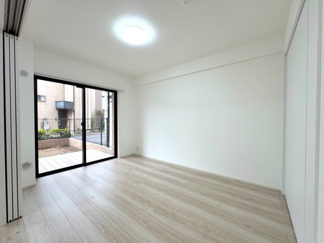 洋室6.0帖・南側　南向きの窓から心地よい日差しが届くお部屋です。大型のクローゼットを備えており、衣類や季節のアイテムもすっきりと収納可能。プライベートな時間をゆったり過ごせます。