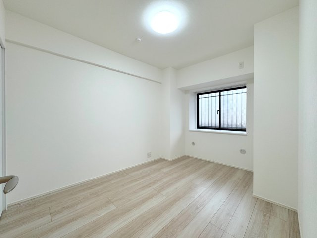 洋室　5.8帖・北西側　ポーチ側に位置する独立性の高いお部屋です。クローゼット付きで整理整頓がしやすく、静かな環境で勉強や趣味、デスクワークなどに集中していただけます。
