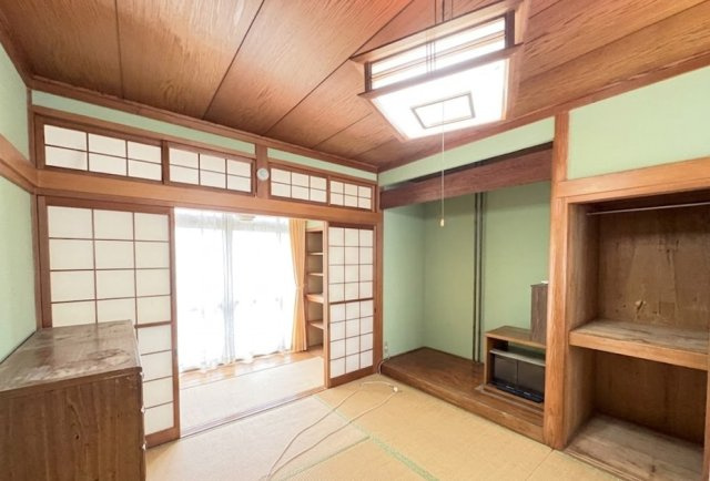 床の間や収納を備えた、和の趣を感じられる落ち着いた和室。明るく開放的な雰囲気です。収納力のある押入れ付きで、寝具や季節物もすっきり整理可能です。来客用のお部屋やくつろぎ空間としてもおすすめの一室です。