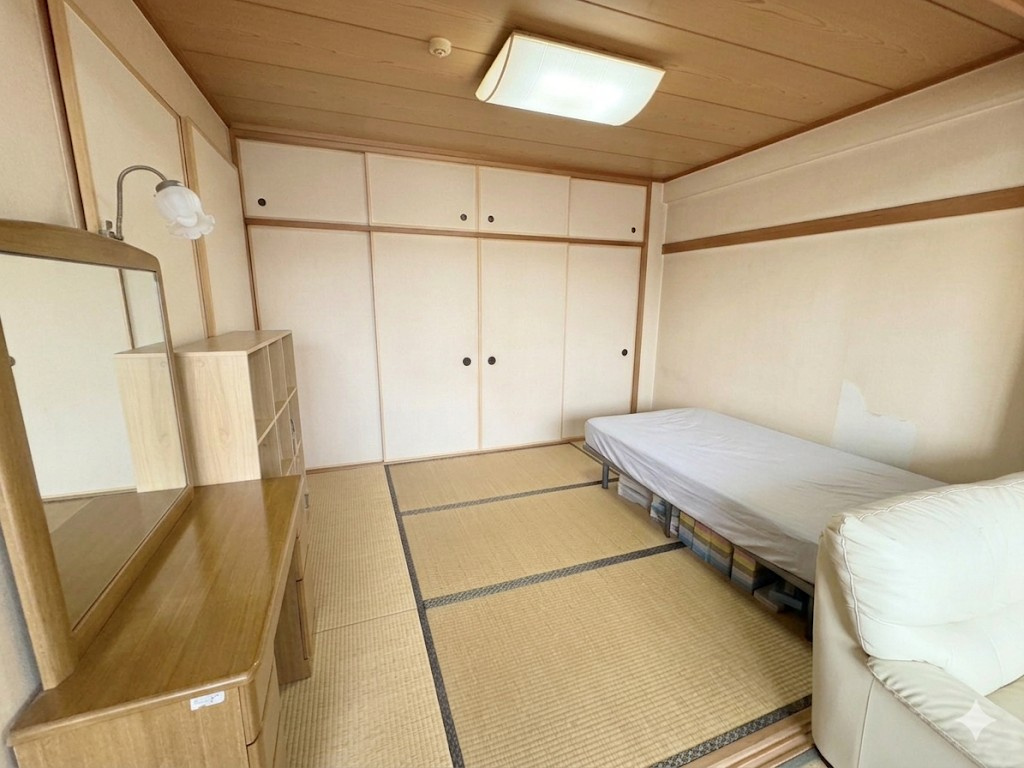 広々とした和室は収納も充実しており、寝室やくつろぎ空間として多目的に利用可能。リビングと一体で使えばさらに開放的な空間となり、ご家族での団らんにも最適。落ち着いた雰囲気が魅力の和の空間です。