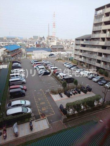 エバーグリーン門真の敷地内駐車場