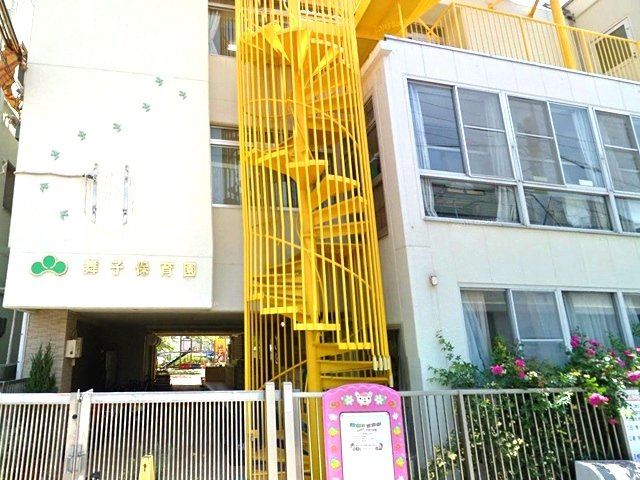 【幼保連携型認定こども園　舞子保育園】　徒歩4分(約270m)。砂場や大型遊具、プールなどが設置されている保育園です。　