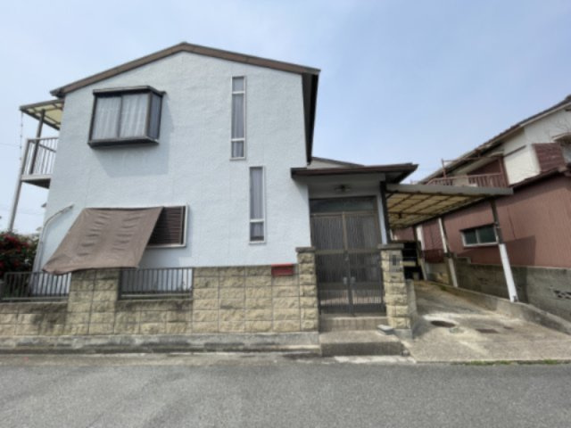 【現地写真】　現在はカースペース付き2階建の住居が建っています。周囲は既に建物が建っており、実際の陽当たりや隣家との距離などを考慮したプランニングが可能です。