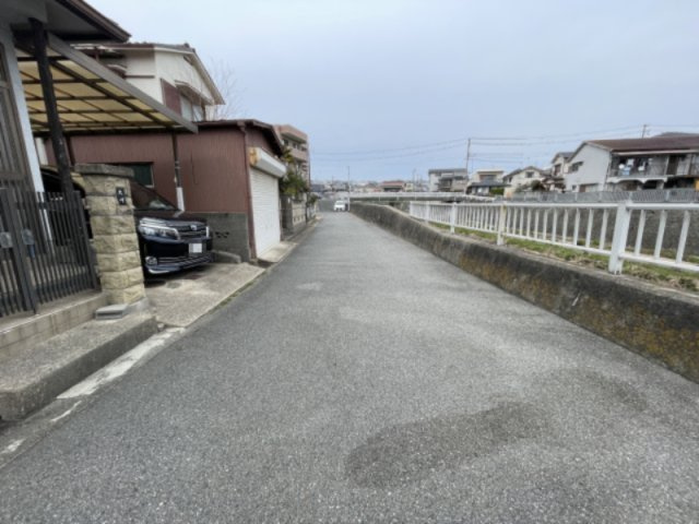 【前面道路含む現地写真】　東側道路の幅員は約5.2m。駐車場を設置する場合は、車の出入庫がスムーズに行えます。