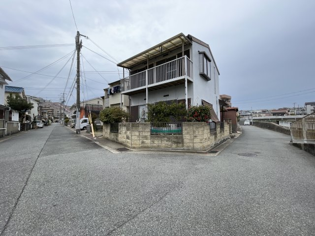 【現地写真】　第一種低層住居専用地域の閑静な住宅街に位置し、落ち着いた暮らしが叶います。