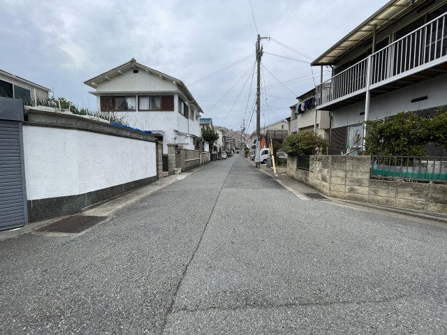 【前面道路含む現地写真】　都市ガスが利用可能な環境が整っています。プロパンガスに比べて光熱費を抑えることができ、経済的です。
