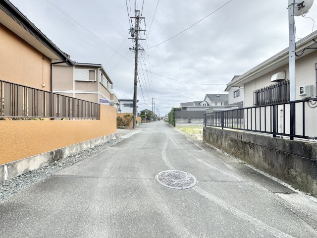 物件前道路になります。車通りが少なく、安心して車道に出られます。