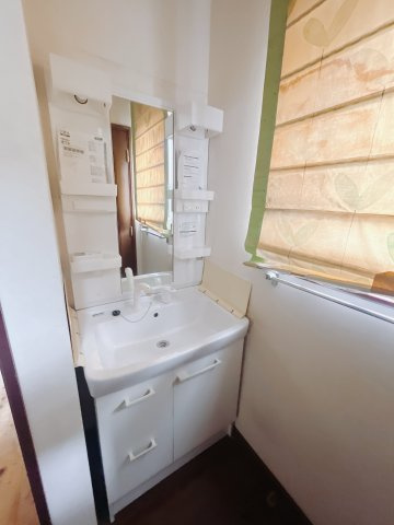 ■洗面室｜大きな鏡で朝の身支度もラクラク♪毎日の忙しい準備が楽しくなる洗面所です(^^