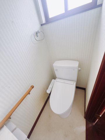 ■トイレ｜白を基調としたトイレになっています！窓付きなので換気もでき、いつでも綺麗を保てます♪