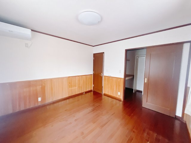 ■2階洋室｜お子様の一人部屋にピッタリな洋室。木のぬくもりを感じるフローリングは、天然木の味わいが時とともに深みを増していきます。また、傷にも強く、フリーワックスでお手入れもラクラクです♪