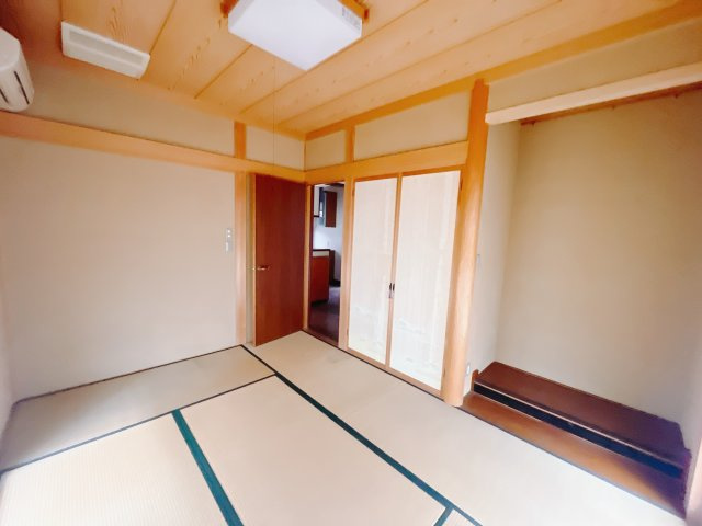 ■1階和室｜意外と場所をとるアイロンがけや、お洗濯物を畳むときにも広々と使うことができ、ちょっと一休みしたいとき、すぐに横になれるのも魅力です♪