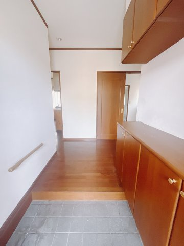 ■玄関｜毎日の「いってらっしゃい」や「お帰りなさい」を大切なご家族と過ごす玄関は〈使いやすさ〉を追求しております。玄関横の物入は急な来客時でもさっとお片付けできるスペースを確保しています。