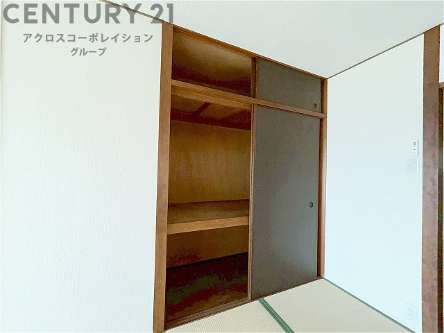 押入れは季節の衣類、寝具などを収納できます。伝統的な美しさと実用性が融合し、収納物を保護する調湿・換気効果があります。使い方によっては書類や小物なども効果的に整理でき空間を有効活用できます。　