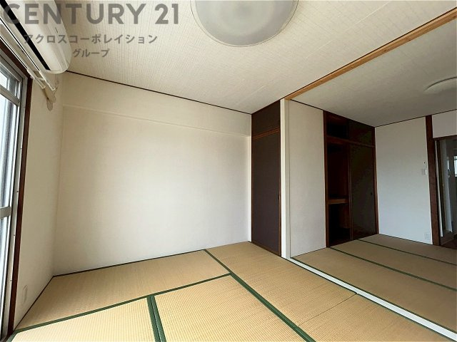 来客時の寝室や家事スペースなど、多目的に使える和室。畳ならではの柔らかさと調湿性で、季節を問わず快適に過ごせる便利な一部屋です。　