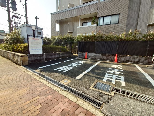 【来客用駐車場3台分】