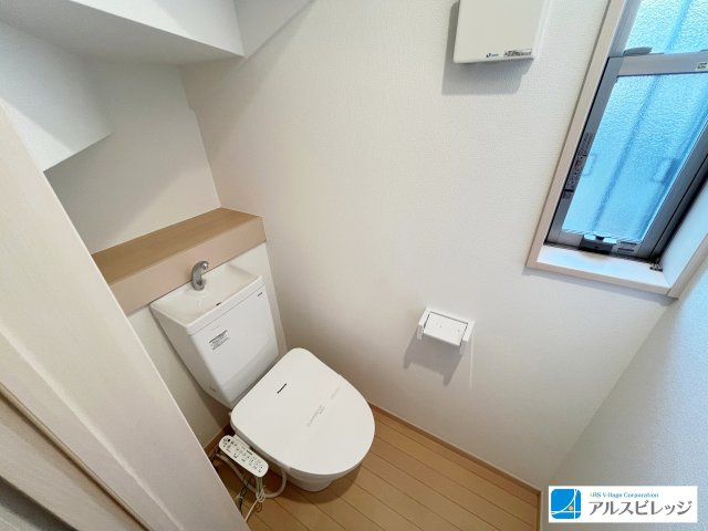 1Fトイレ　背面の棚に掃除グッズ等を置くことが出来ます。