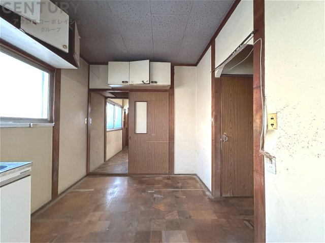 キッチン前のダイニングスペース。ダイニングセットを置いても十分な広さを確保。