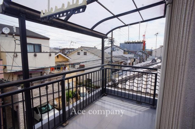 3面引き廻しのベランダ☆こちらは北側のワイドタイプ、雨除けテラス屋根付き☆ベランダ塗装済みです☆