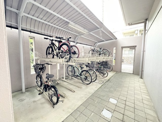 屋根付きで雨に濡れない駐輪スペース。大切な自転車をしっかり守り、毎日の通勤・通学やお出かけも快適です。