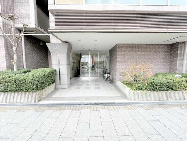 手入れされた植栽が美しく迎える、落ち着いたエントランス♪