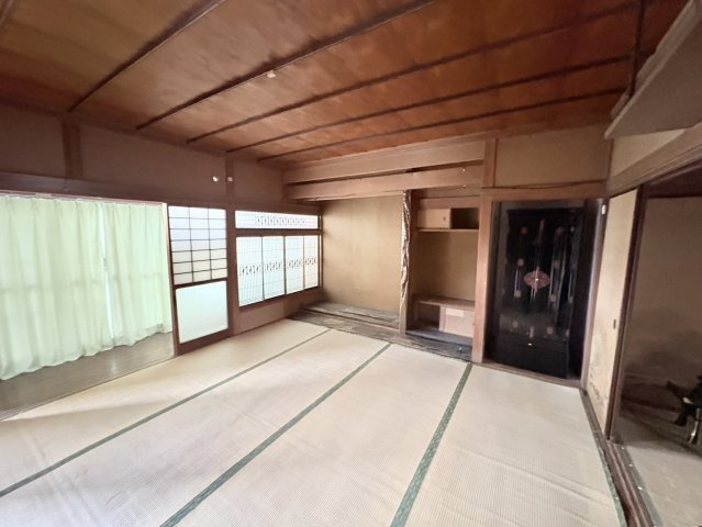 床の間を備えた和室は、住まいに落ち着きと品格を与えてくれる空間。掛け軸や季節の花を飾ることで、四季の移ろいを暮らしの中で楽しめます。客間としてはもちろん、用途に合わせて柔軟に活用可能です。