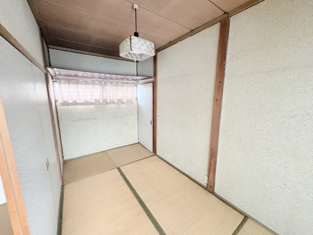 コンパクトな4帖の和室は、書斎、家事スペースなど多目的に使える便利な一室。畳のやわらかな質感が心地よく、さまざまな場面に重宝します。大きすぎない広さだからこそ、空調効率も良く、管理しやすい点も魅力。