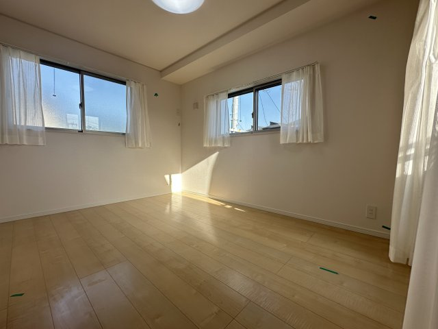 気持ちの良い朝日を受けて、目覚めの良い健康的な朝を迎えられそうなお部屋です。