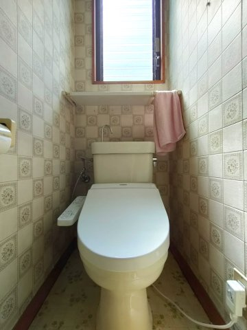 【トイレ】　シンプルで清潔感のあるトイレ空間です。