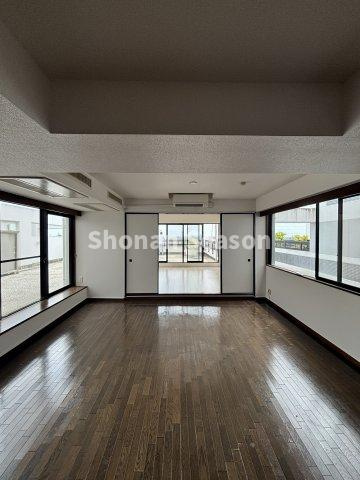 丘陵地斜面にひな壇上に存ずる中古マンション♪平塚市が一望できます！　78.53平米のリビングテラスが広がる開放的なお住まいです。
