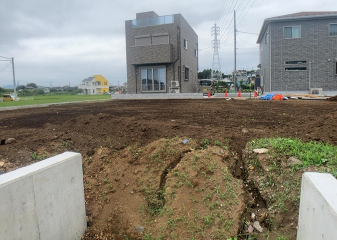 土地の形が極端に長細かったり、狭小地、あるいは道路との高低差がある傾斜地だった場合、後々売ろうとしても買い手がつかない場合もあります。後々、売却することになった時に価値の下がらない土地を選びましょう。