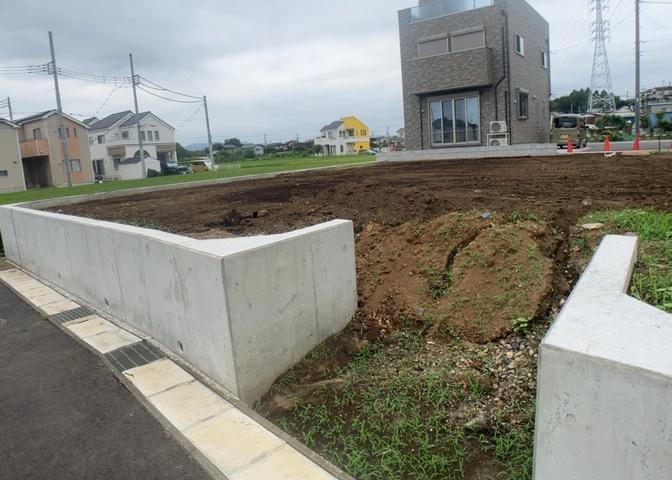 土地の面積＝住宅面積ではありません。建ぺい率の問題などで、土地のある場所によって住宅を建てられる面積は限られています。高さもしかり、「土地」という言葉の中には、建築条件も含まれると考えておきましょう。