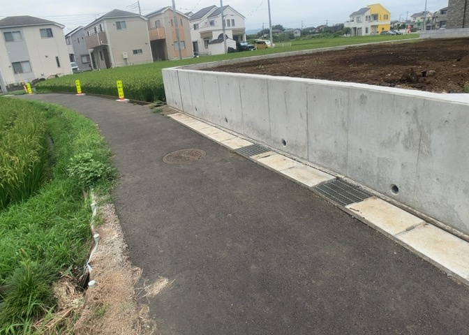 家を建てる場合、方位は要チェックです。現実的に日当たりのよい家ならばリビングは南側、建築基準法でも北側に当たる家への配慮は求められています。土地を見学に行く際は、方位磁針を持って行くようにしましょう。