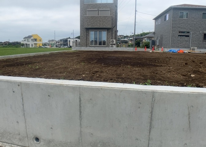 土地を買う際、住む地域の自治体や福祉の補助制度にも注目してみましょう。子供や老人の医療補助やゴミ出しのルールなど、自治体によってルールに大きな違いがあるため、暮らしやすい土地で判断するとよいでしょう。